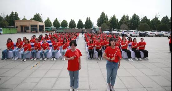 做白色的牛奶，創(chuàng)紅色的企業(yè)，花花牛乳業(yè)集團(tuán)青春歌會(huì)慶祝建黨100周年