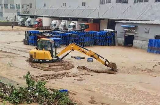 微光匯聚、風(fēng)雨同舟，我們一起扛！
