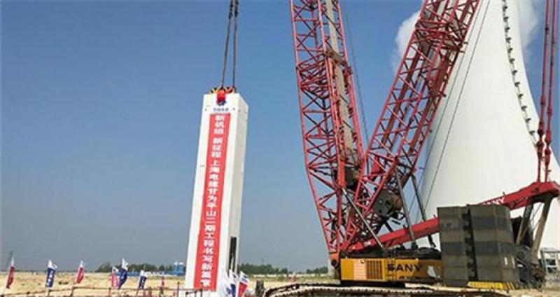 世界首臺135MW超超臨界機(jī)組鍋爐鋼架開吊