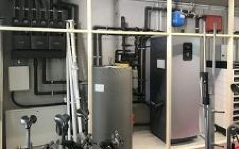 獨(dú)立式住宅，配有太陽(yáng)能電池和地?zé)峥照{(diào)