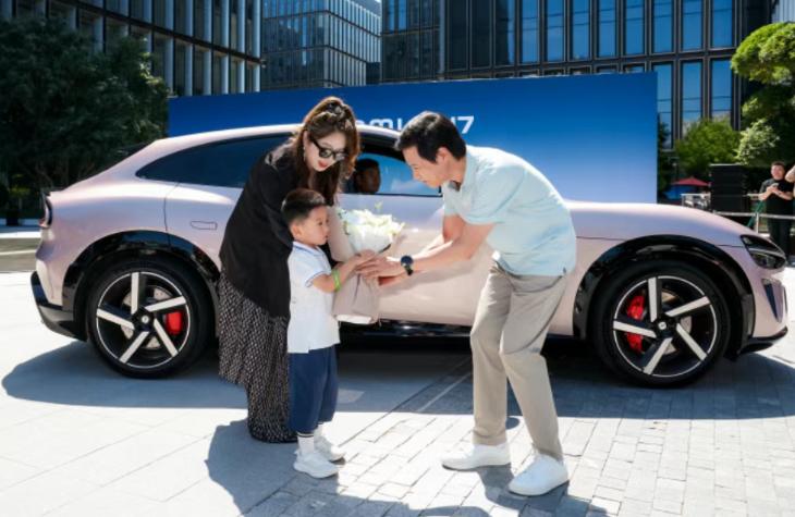 小米YU7今日正式交付，雷軍現(xiàn)身為車主開車門