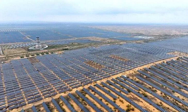 庫(kù)布其沙漠達(dá)拉特光伏電站推進(jìn)生態(tài)治理與能源轉(zhuǎn)型