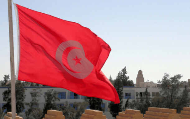 突尼斯工業(yè)、礦業(yè)和能源部在凱比利省巴茲馬地區(qū)啟動(dòng)300兆瓦太陽能加儲(chǔ)能項(xiàng)目招標(biāo)